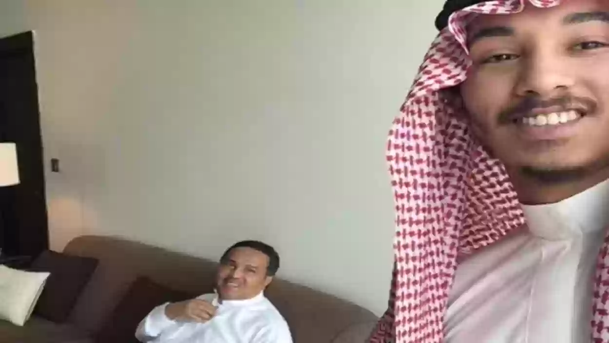 نجل الفنان محمد عبده في أحدث ظهور له مع والده