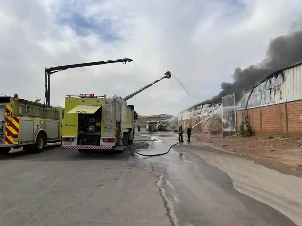 الدفاع المدني اخمد حريقاً بمستودع في الرياض