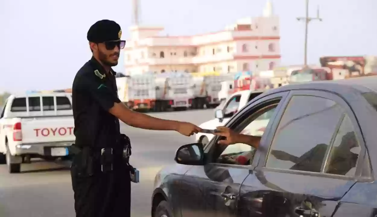 المرور السعودي يوضح عقوبة عدم تثبيت لوحة السيارة في مكانها
