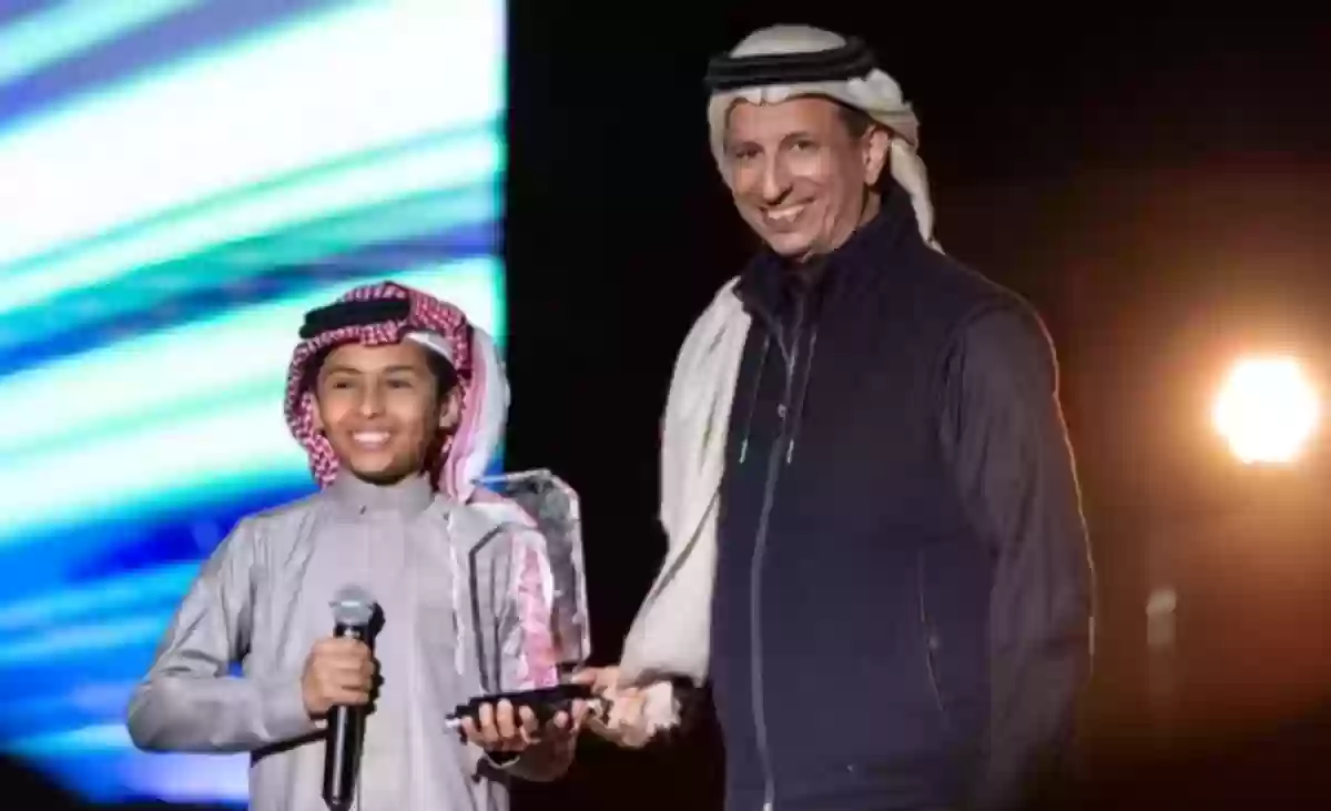 وزير السياحة السعودي مع أحد المكرمين 