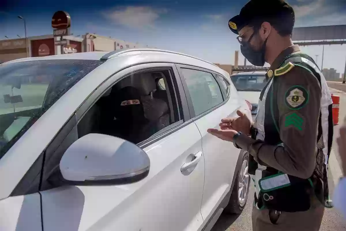 كم مخالفة عدم حمل رخصة في السعودية؟
