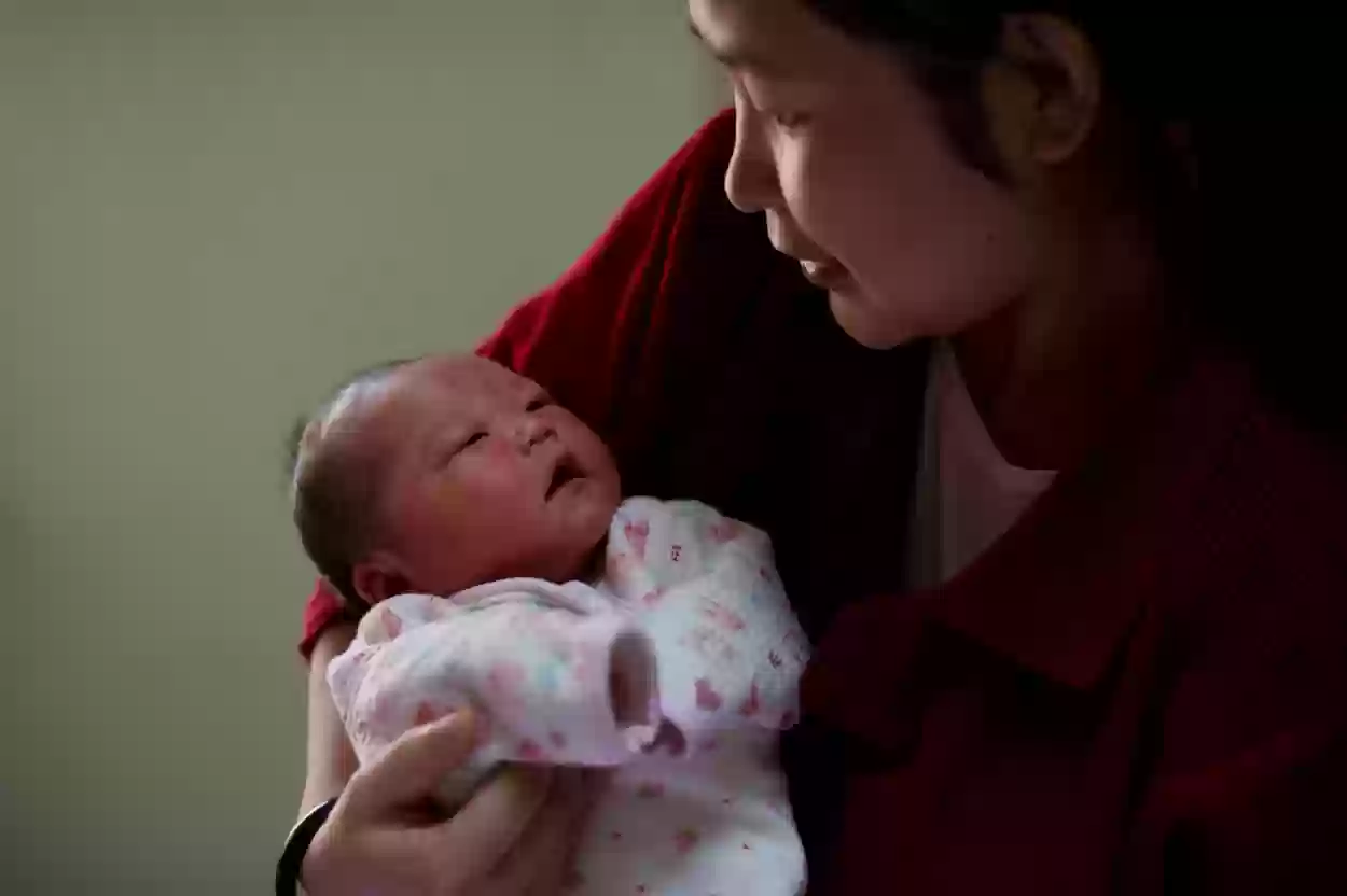 امرأة صينية تكشف انبهارها بالعادات السعودية بعد الولادة