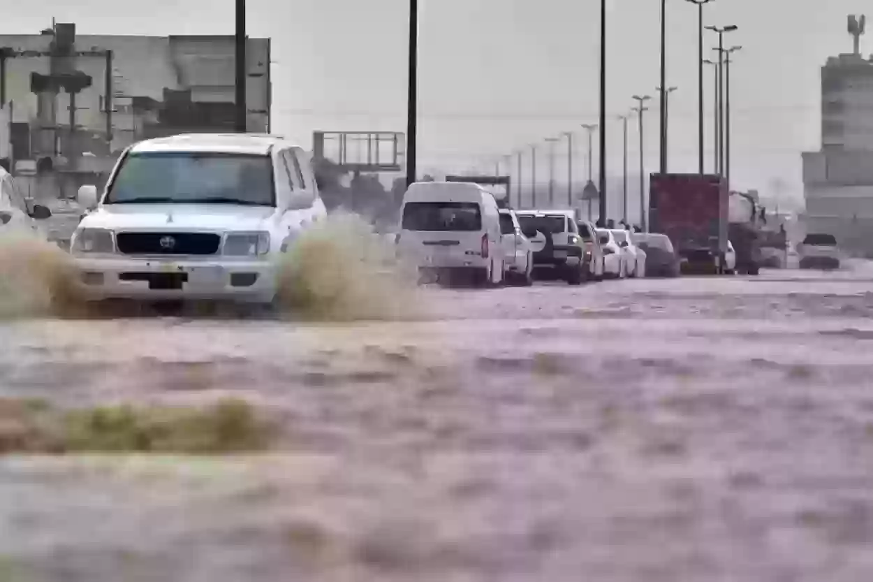 استمرار السيول والأمطار الرعدية في عدة مدن سعودية