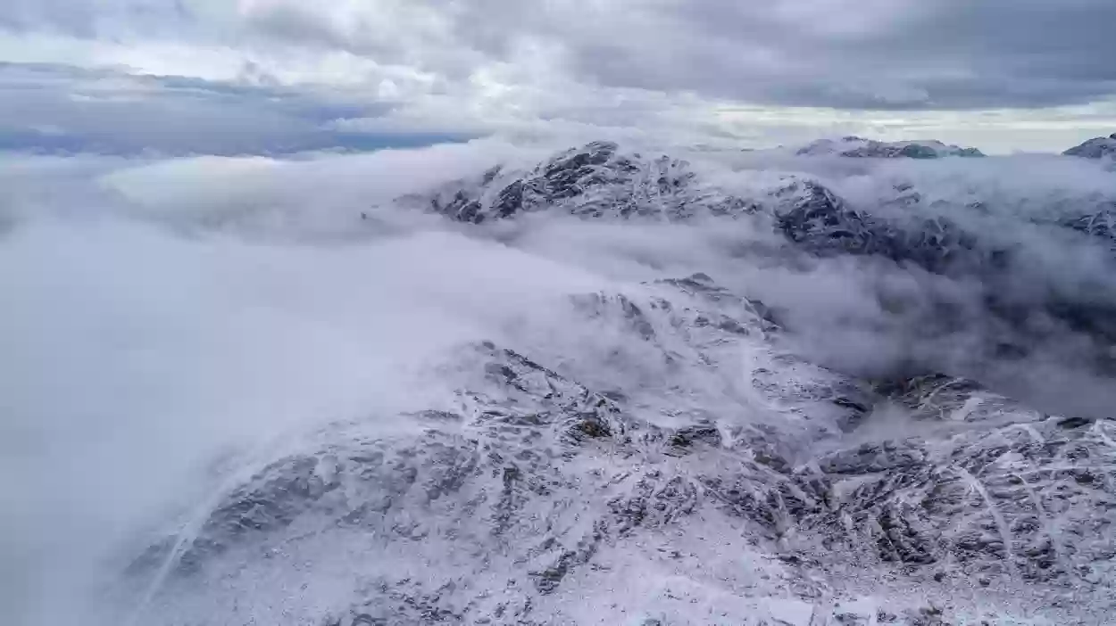  مرتفعات تبوك تتزين بالثلوج وتحولها إلى اللون الأبيض
