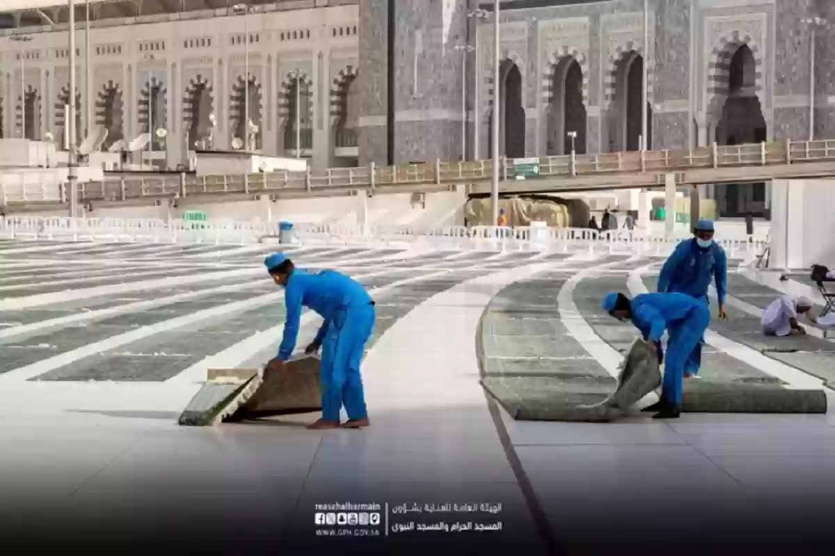 عملية غسل وتنظيف سجاد المسجد الحرام تمر بـ 5 مراحل