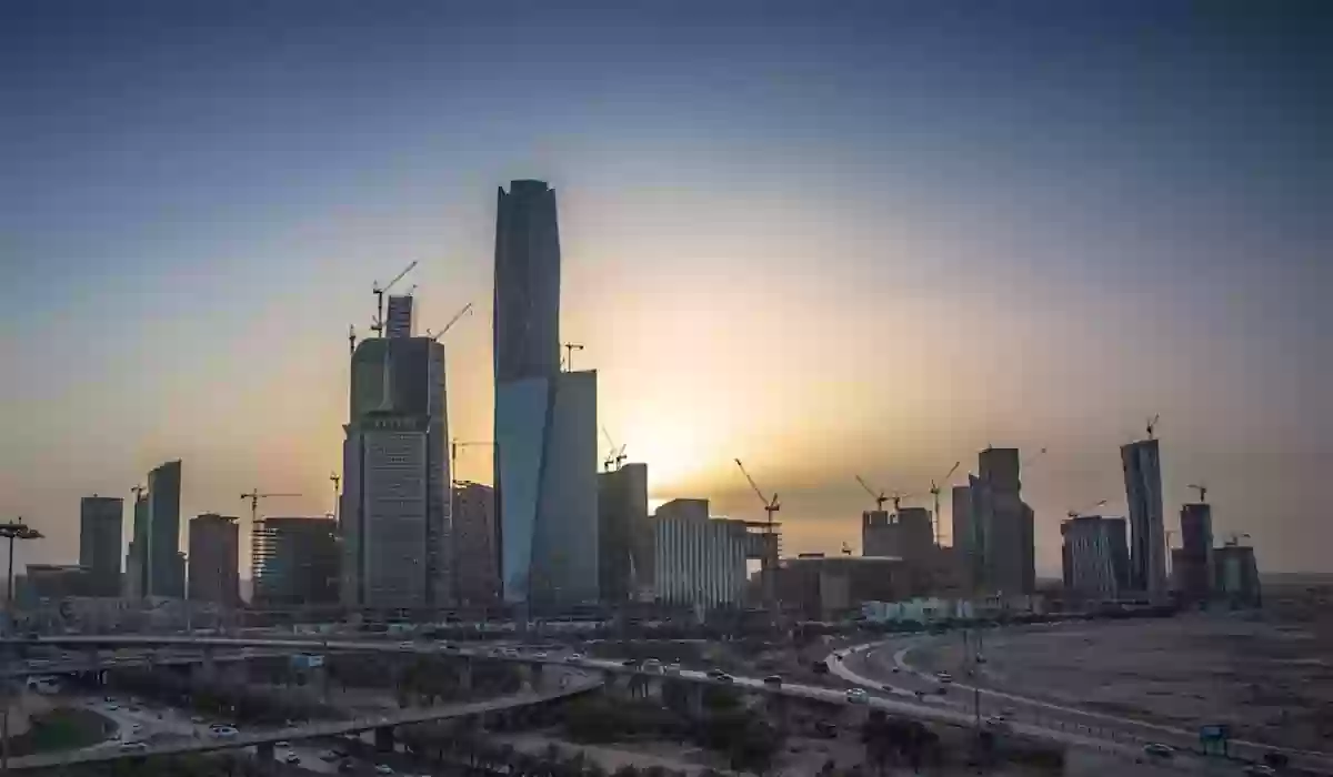 شاهد.. بيع برج سكني شمال الرياض برقم خيالي.