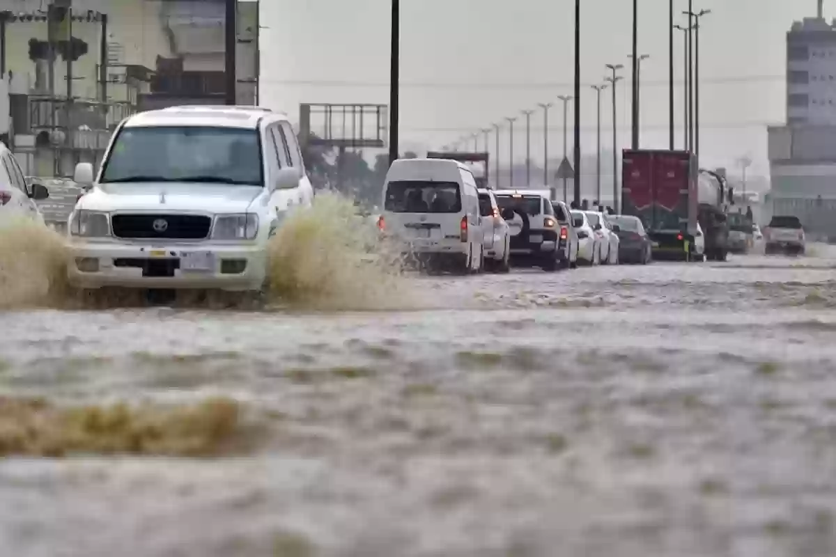  الأرصاد تحذر من موجة حارة في مناطق المملكة مع أمطار رعدية ورياح