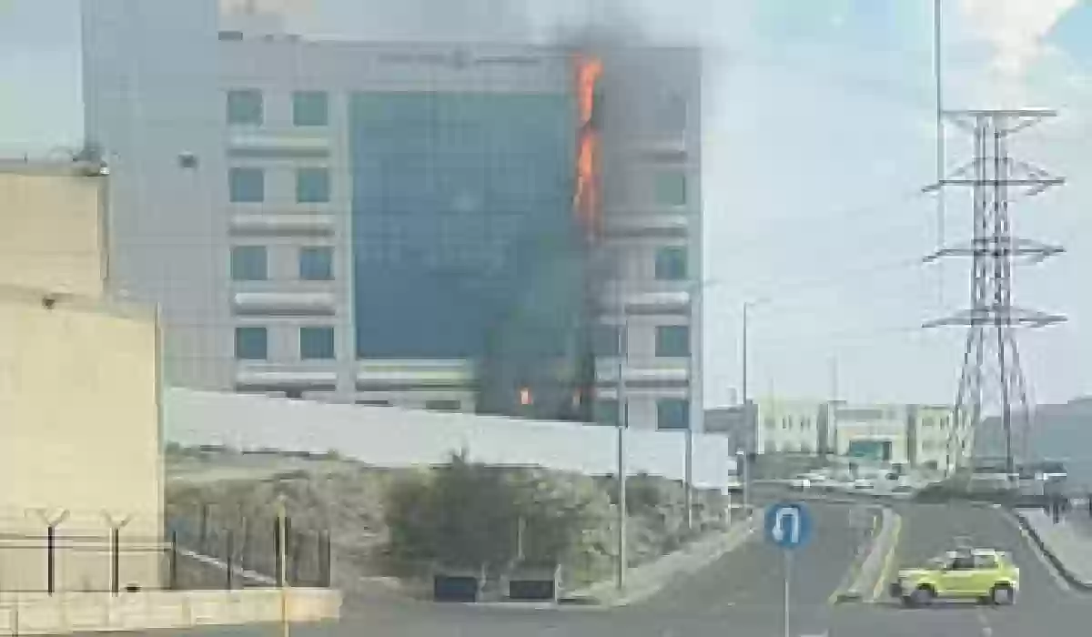 فِرَق الدفاع المدني بالباحة تباشر حريقًا قرب مبنى البريد السعودي.