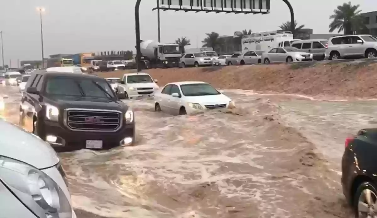 شاهد بالفيديو.. الرياض تتأثر سلبًا بالتقلبات الجوية والشعب يستغيث...