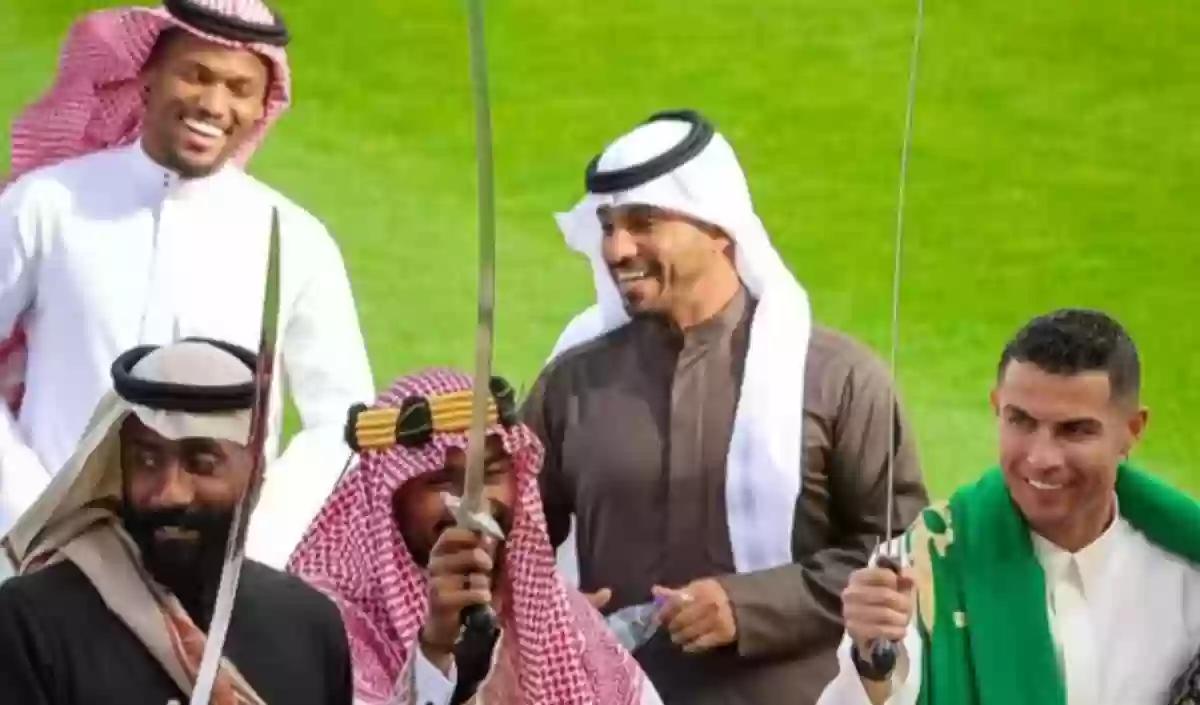 رونالدو يحتفل مع ناديه بالزي السعودي 