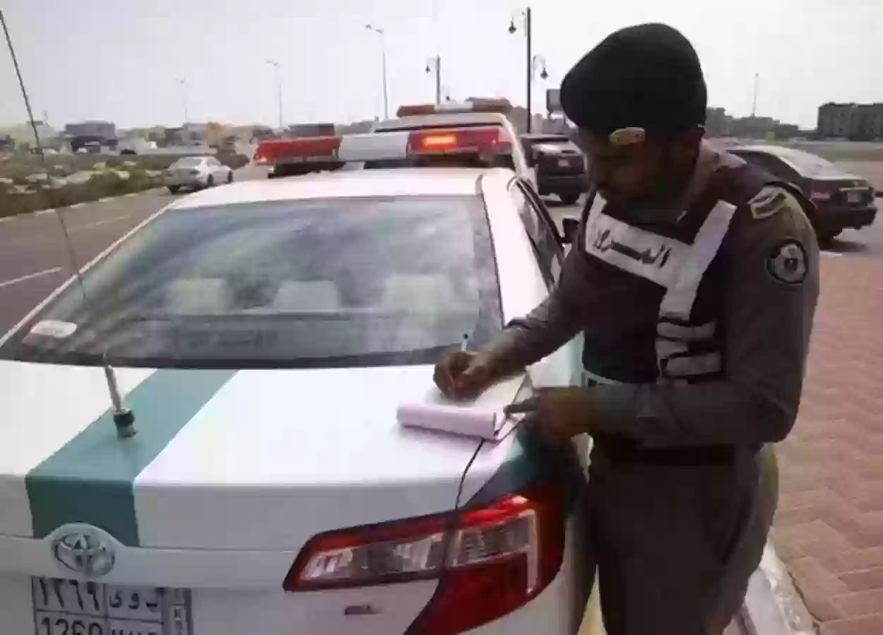  المرور السعودي ينبه من مخالفة مغادرة المركبة أثناء وضع التشغيل