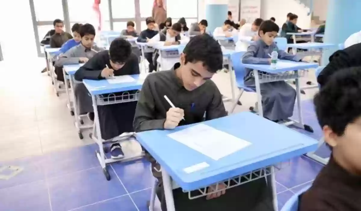 طلاب أثناء إجراء الاختبارات 
